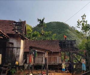 Lốc xoáy bất ngờ khiến nhiều nhà dân và công sở tốc mái