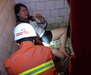 Trung Quốc: Cô gái say rượu thụt chân xuống xí xổm, lính cứu hỏa phải tới phá toa-lét mới lôi được nàng ra