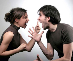 Vì câu nói vô tình của cậu bạn cùng lớp khi xưa, tôi bị chồng trút bực tức lên đầu khiến tôi buộc phải ném tờ đơn ly hôn ra