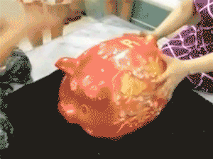 'Hoàng hậu nương nương' đập lợn đất nuôi hơn 10 năm làm quà cưới cho con, bao cô gái nhào vào hỏi: 'Nhà cô còn con trai không?'