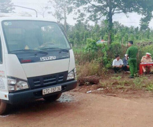 Sự thật phía sau clip đám đông kêu gào, chặn trước mũi xe cản tài xế cán qua người phụ nữ