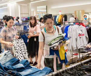 Trắng đêm săn đồ hiệu giảm giá ở Sài Gòn