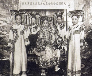 Từ Hi Thái hậu: Ăn cơm có thái giám đút tận miệng, lau mặt có người làm thay, đến tắm rửa cũng có cung nữ kỳ cọ