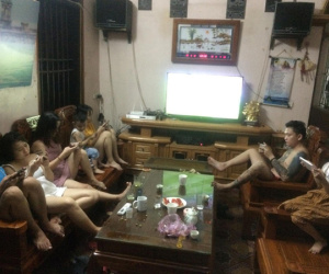Bức ảnh cả nhà quây quần xem World Cup nhưng không ai nhìn tivi khiến cộng đồng mạng bàn tán xôn xao
