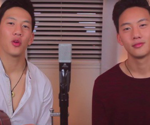 Cặp anh em sinh đôi người Việt - Thái tung clip cover 'Bùa yêu', fan cứ gọi là điêu đứng vì quá ngọt ngào