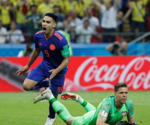 James lập hat-trick kiến tạo, Falcao ghi bàn tiễn Ba Lan về nước