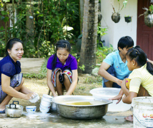 Khoe được mẹ chồng tranh việc nhà, bố chồng bê quạt ra sân cho con dâu ngồi rửa bát, cô nàng ngỡ ngàng vì bị ghen tị