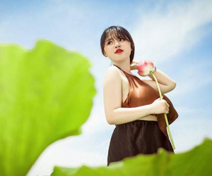 Thiếu nữ có vòng 1 'khủng' 110cm bất ngờ tung ảnh áo yếm lưng trần gợi cảm bên sen