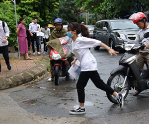Trời mưa to, nhiều thí sinh Thanh Hóa đến trường thi muộn