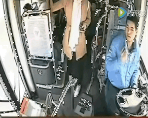 Tức giận vì bị tài xế nhắc nhở, cô gái trẻ liền đạp chân phanh xe bus đang chạy khiến hành khách hoảng loạn