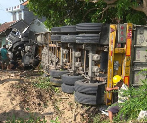 Xe đầu kéo tông sập nhà dân, 3 người trong một gia đình trọng thương