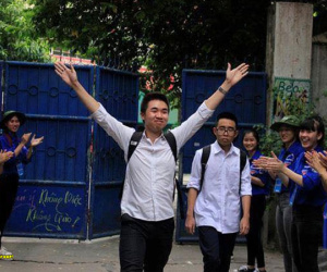 Bức hình hot nhất trên MXH về cảm xúc thí sinh rời phòng thi: Kẻ tươi như hoa, người rầu như mất sổ gạo