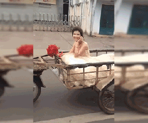 Chú rể đón dâu bằng xe kéo, cô dâu chẳng nề hà mà vẫn cười tươi khiến cộng đồng mạng thích thú