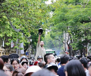 'Con ơi, bố ở đây!' - Bức ảnh ông bố vượt lên biển người để đón con sau buổi thi gây xúc động mạnh