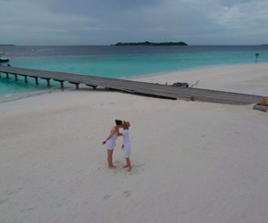 'Khoá môi' ngọt ngào ở Maldives, bạn bè nghi Cường Đô La và Đàm Thu Trang đi chụp ảnh cưới