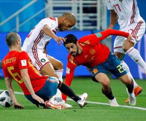Nhờ VAR, La Roja thót tim vào vòng 1/8