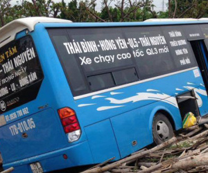 Tai nạn giao thông liên hoàn khiến 2 người tử vong, tài xế xe con mắc kẹt bên trong