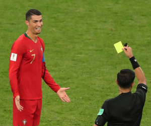 'Theo luật, Ronaldo phải nhận thẻ đỏ khi dùng khuỷu tay phạm lỗi'