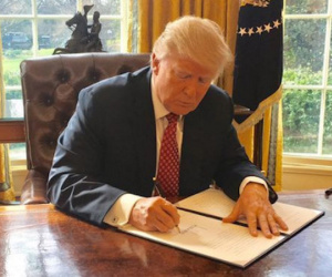 Tòa án Tối cao Mỹ ủng hộ lệnh cấm nhập cảnh của Trump