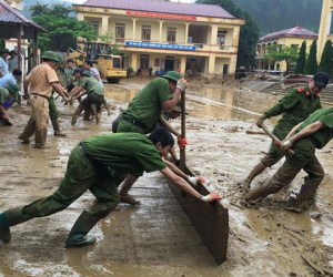 Video: 500 chiến sĩ dọn bùn sau mưa lũ ở Hà Giang