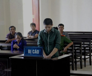 Bán trâu đền bù cho gia đình nạn nhân, người mẹ bật khóc khi con trai 16 tuổi vẫn lĩnh án