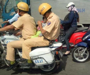 Bé trai được CSGT vượt 'rừng người' đi cấp cứu giờ ra sao?