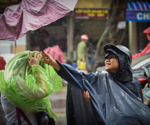 Cha mẹ ngóng đợi con trong mưa ở buổi thi cuối cùng