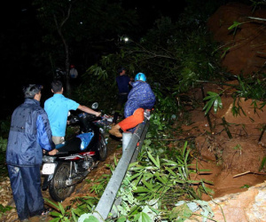 Lào Cai: Hơn 3000 khối đất đá sạt lở đổ xuống Quốc lộ 4D, giao thông tê liệt hoàn toàn
