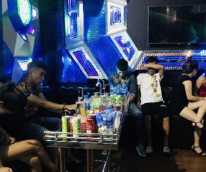 'Nam thanh nữ tú' rủ nhau bay lắc trong phòng vip quán karaoke