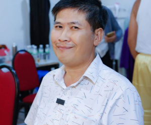 Phước Sang đeo tang cha, xuất hiện tiều tụy trong show truyền hình