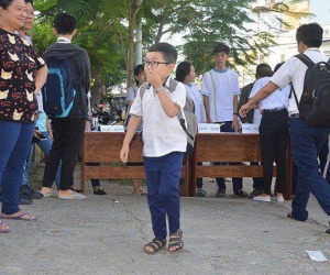 Sĩ tử 18 tuổi cao tròn 1 mét đi thi THPT Quốc gia tại Sóc Trăng
