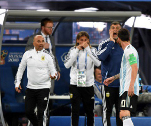 Sốc: HLV Sampaoli phải xin phép Messi mới dám tung Aguero vào sân