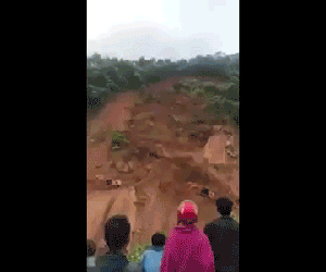 Video: Cận cảnh vụ lở đất kinh hoàng cuốn bay 2 máy xúc ở Lai Châu