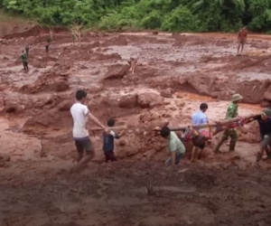 Video: Mưa lũ cuốn trôi, chôn vùi 5 người dưới lớp bùn dày hàng mét