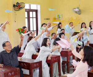 Bộ kỷ yếu kỷ niệm tình bạn 30 năm gây sốt mạng, thú vị hơn là do chính con trai một cặp đôi chụp tại 'nơi tình yêu bắt đầu'
