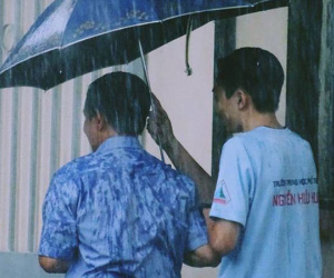 Bức ảnh lưng áo bố đẫm nước mưa vì lo che ô cho con vào phòng thi: Cả đời này, bố mẹ sẽ luôn đợi chúng ta!