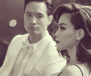 Khoảnh khắc 'tình bể bình': Kim Lý say sưa ngắm nhìn Hà Hồ trong sự kiện
