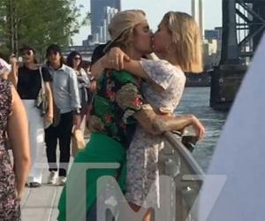 Liên tục ôm hôn Justin Bieber công khai, Hailey có quan tâm Selena nghĩ gì khi nhìn thấy?