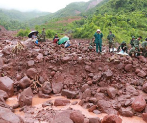 Lũ kinh hoàng ở miền Bắc: Người đàn ông vừa khóc vừa dùng tay bới đất đá tìm vợ con