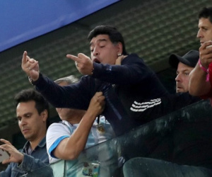 Maradona sẽ trả giá đắt sau hành động giơ ‘ngón tay thối’?