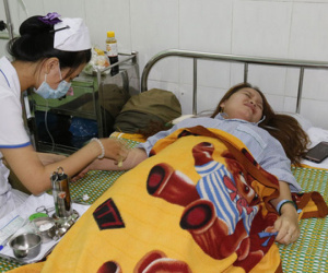 Nữ giáo viên bị phụ huynh xông vào trường đánh ngất xỉu, thủng màng nhĩ