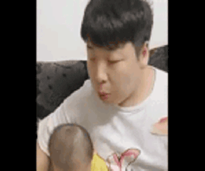 Ông bố trẻ khiến dân mạng cười té ghế vì ăn dưa rồi hồn nhiên nhả đầy hạt lên đầu con mà chẳng hay biết