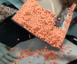 Video: 12 kg thuốc lắc trong gói quà từ châu Âu về Sài Gòn