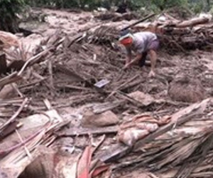 Video: Xót xa cảnh người phụ nữ rẽ từng lớp bùn tìm 600 nghìn tiền tiết kiệm
