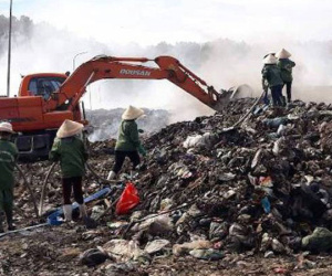 Cháy lớn 3 ngày ở bãi rác, hàng chục người ngộ độc khói