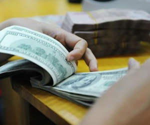 Giá USD tăng 'sốc' chạm ngưỡng 23.000 đồng