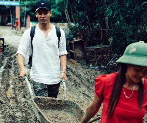 MC Phan Anh hứng trọn 'gạch đá' vì áo quần tinh tươm khi đi từ thiện vùng lũ