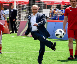 Putin đá bóng trên Quảng trường Đỏ