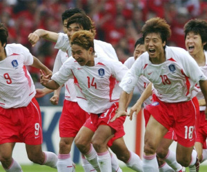 Son Heung-Min & nghĩa vụ quân sự Hàn Quốc: Chạy trời ra sao để "khỏi nắng"?