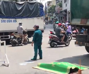 TP.HCM: Va chạm xe chở rác, người phụ nữ đi xe đạp bị cuốn vào gầm tử vong thương tâm